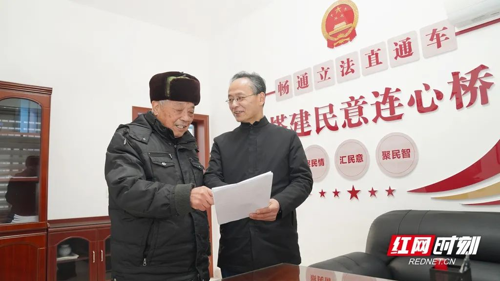 湘乡市南津路社区基层立法联系点负责人告诉陈俊清(左)建议被采纳。(资料图).png 湘乡市南津路社区基层立法联系点负责人告诉陈俊清(左)建议被采纳。(资料图).png