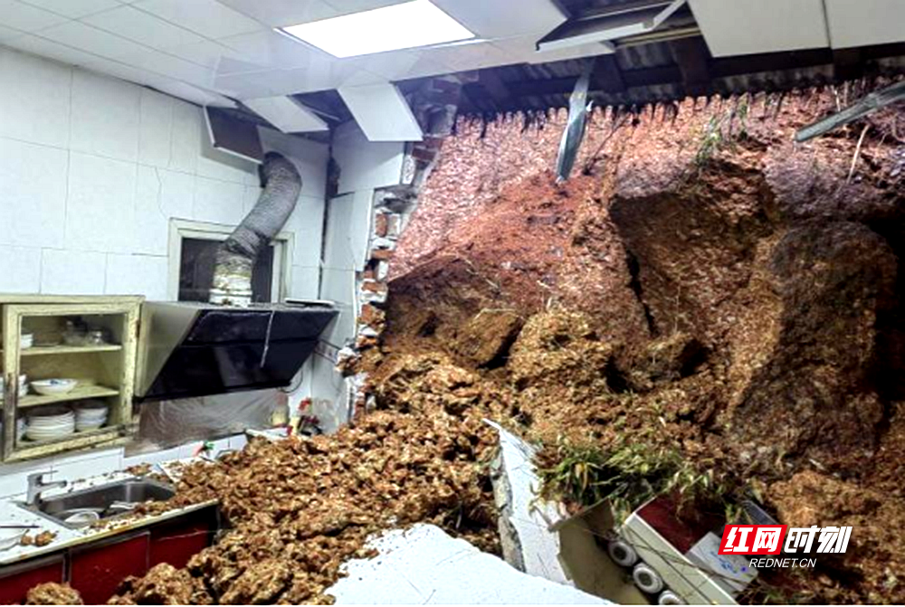 刘某家受损房屋现场。.png 刘某家受损房屋现场。.png