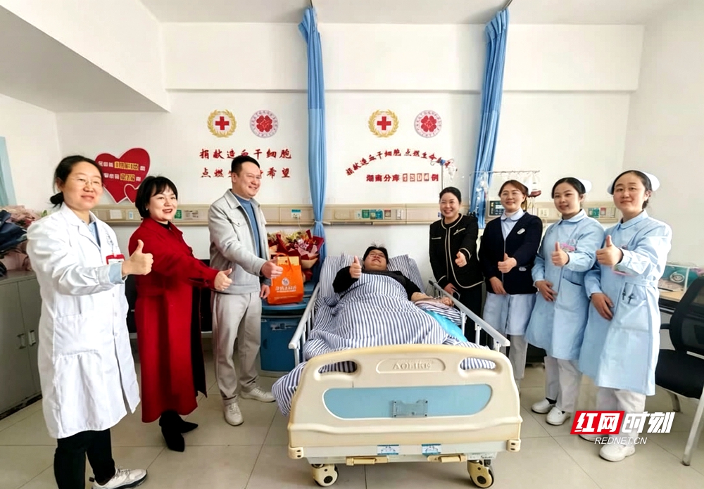 张立力为志愿者提供营养爱心餐.jpg 张立力为志愿者提供营养爱心餐.jpg