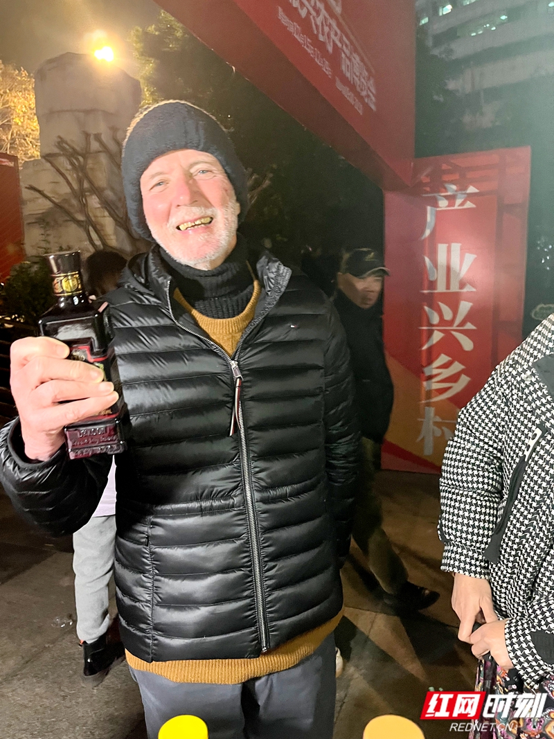 逛展的“歪果仁”拿着湘潭特产，乐开了花！.jpg