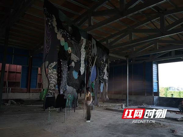《黑山雨林》，陈牧甜，毛毡、布料、纽扣、塑料管、流苏、旧衣服，380×720cm，2025年.jpg