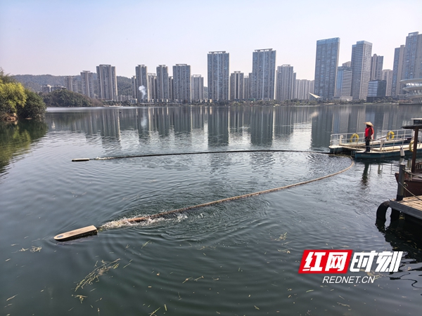（湖面垃圾打捞自控机器人）.jpg