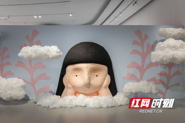 发呆小女孩展览空镜 (3).jpg