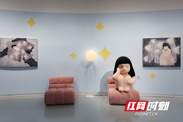 发呆小女孩展览空镜 (1).jpg