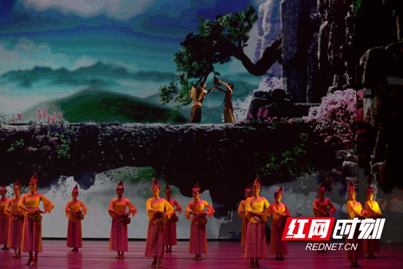 此外，除了品味文化盛宴，益阳清溪山乡巨变第一村景区还在双节假期每晚打造了大型灯光秀、特色民宿等，提供吃住游乐及深度文化一站式体验。