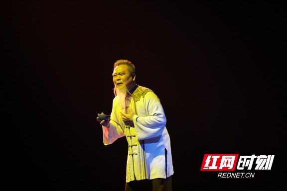 现一代茶人忍受亲人间长久的离别，承受生死未卜的艰险，历尽艰险奋勇开拓，用脚步踏出被称为世纪动脉的万里茶道，搭建中西方长达千年的文化交流与经济贸易平台。
