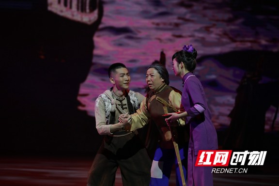 即以国家级4A景区——山乡巨变第一村清溪村景区清溪剧院为文化宣传主要阵地，以《那山那水那乡愁》为精品旅游主推剧目，通过精品剧目带动旅游发展，以文旅融合助推乡村振兴。