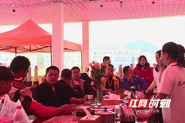 宾客爆棚的褒家冲茶场展台。.jpg