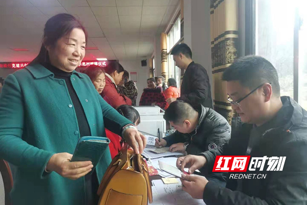 村民们在活动现场争相办理贷款授信卡。1.jpg