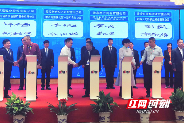 中茶湖南安化第一茶厂有限公司副总经理陶优瑞代表公司出席签约仪式。.jpg