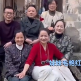 兄弟姐妹6人“复刻”45年前的童年合影，戳中网友泪点。