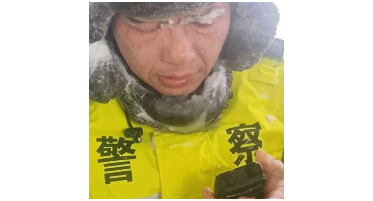 辛苦了！10级风吹雪 新疆民警救援被冻成冰人