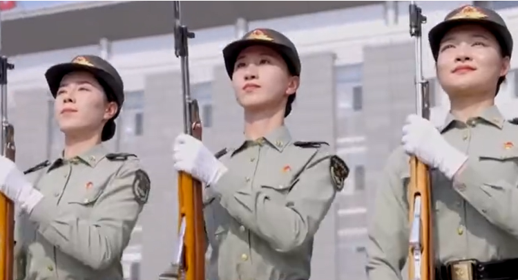 她们向世界展示中国女兵的飒爽英姿