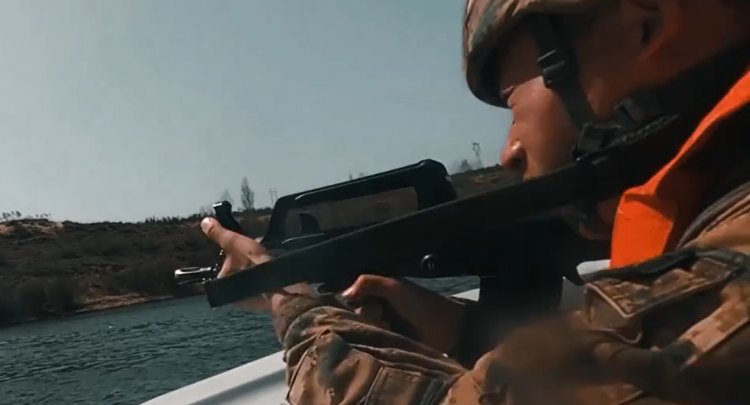 第一视角带你体验武警水上射击训练