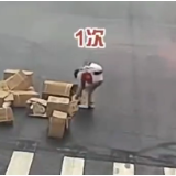 货物掉落少年冒雨来回多次帮清理