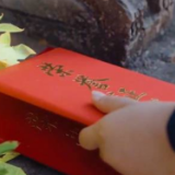 感动！牺牲民警女儿把荣誉证书带到父亲墓前