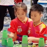 两名6岁中国小将竞技叠杯世锦赛勇夺冠军！