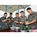 武警郴州支队官兵带着家乡味的粽子看望退伍老兵