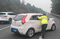 拄拐坚守一线，40分钟开道救人 ——湖南高速交警四支队春运纪实