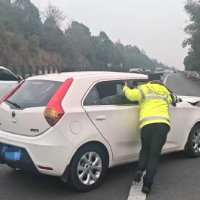 拄拐坚守一线，40分钟开道救人 ——湖南高速交警四支队春运纪实