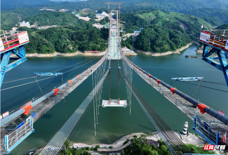 加速推进！湖南在建最大跨径悬索桥吊装工程突破关键节点