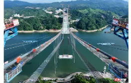 加速推进！湖南在建最大跨径悬索桥吊装工程突破关键节点