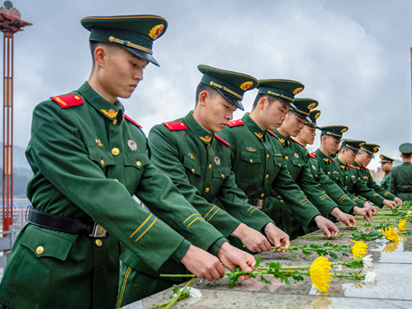 “清明忆英烈 初心永不忘”——武警怀化支队开展烈士陵园祭扫活动