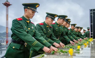 “清明忆英烈 初心永不忘”——武警怀化支队开展烈士陵园祭扫活动