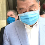 黎智英涉无牌经营 香港警方上门搜证