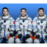 聂海胜、刘伯明、汤洪波分别被颁发航天功勋奖章