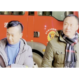 “张同学.”坐上消防车：这回知道“蓝朋友”多辛苦了