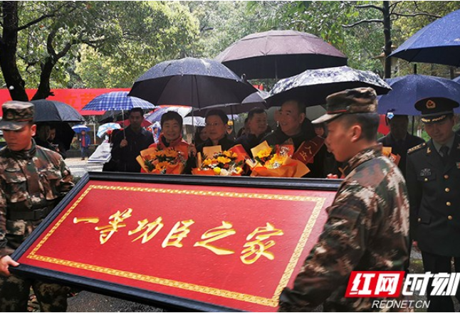 长沙：湘妹子夺金破纪录荣立一等功 军地联合送喜报上门