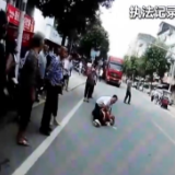 生死瞬间 她用身体护住幼童