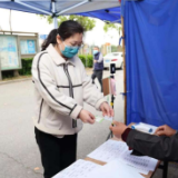 上海金山朱泾镇：居民有序出门购物，商超使用场所码