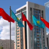 哈萨克斯坦首都：城市街头飘扬“中国红”