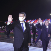 习近平抵达撒马尔罕 开始对乌兹别克斯坦共和国进行国事访问并出席上海合作组织成员国元首理事会第二十二次会议