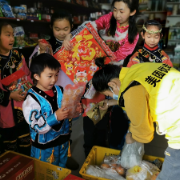 赫哲族同胞踏雪买年货 传统菜肴“杀生鱼”端上桌