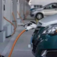新能源汽车充电时要交停车费，合不合理？