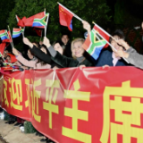 高清大图丨习主席抵达南非 拉马福萨总统亲赴机场迎接