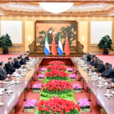 习近平同塞拉利昂总统比奥会谈