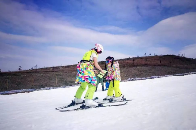 寻冬韵 探多彩丨冬奥“气氛组”就位 滑雪+温泉的冬游高质量体验别错过