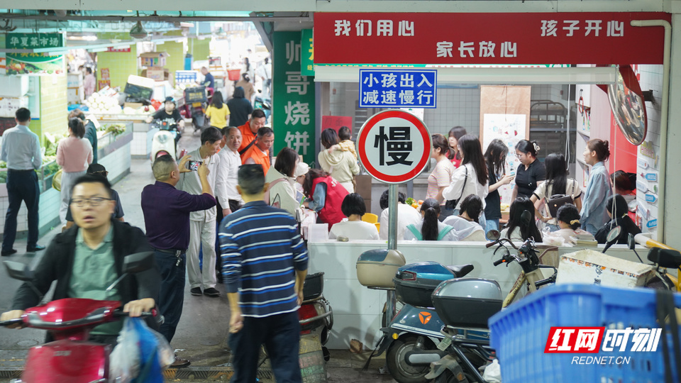 华夏社区农贸市场读书角.jpg