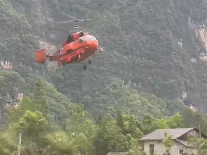 多次尝试 救援的直升机在石门山区菜地降落