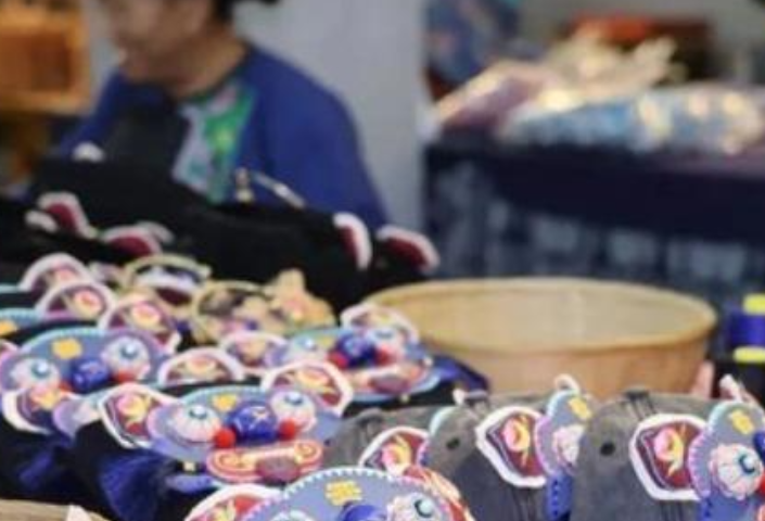 马斯克儿子同款“虎头帽”！湖南十八洞村苗绣惊艳文博会