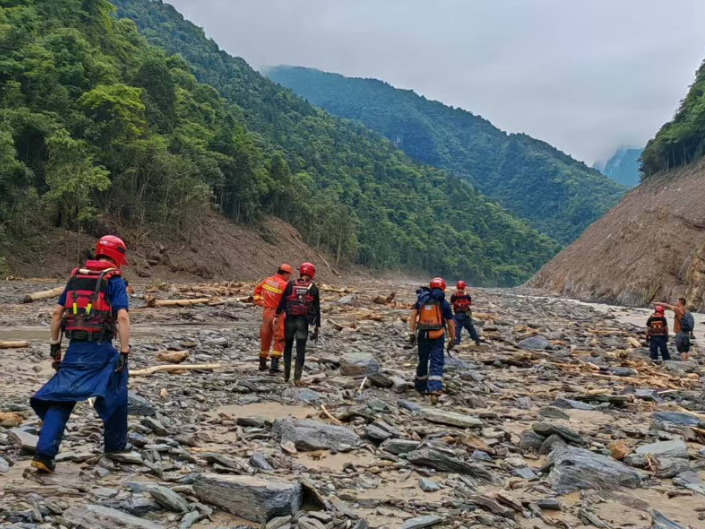 长沙消防救援机动支队挺进“孤岛”地毯式搜救失联人员