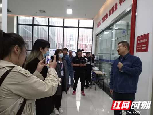 华能公司有关领导接受记者采访。.jpg