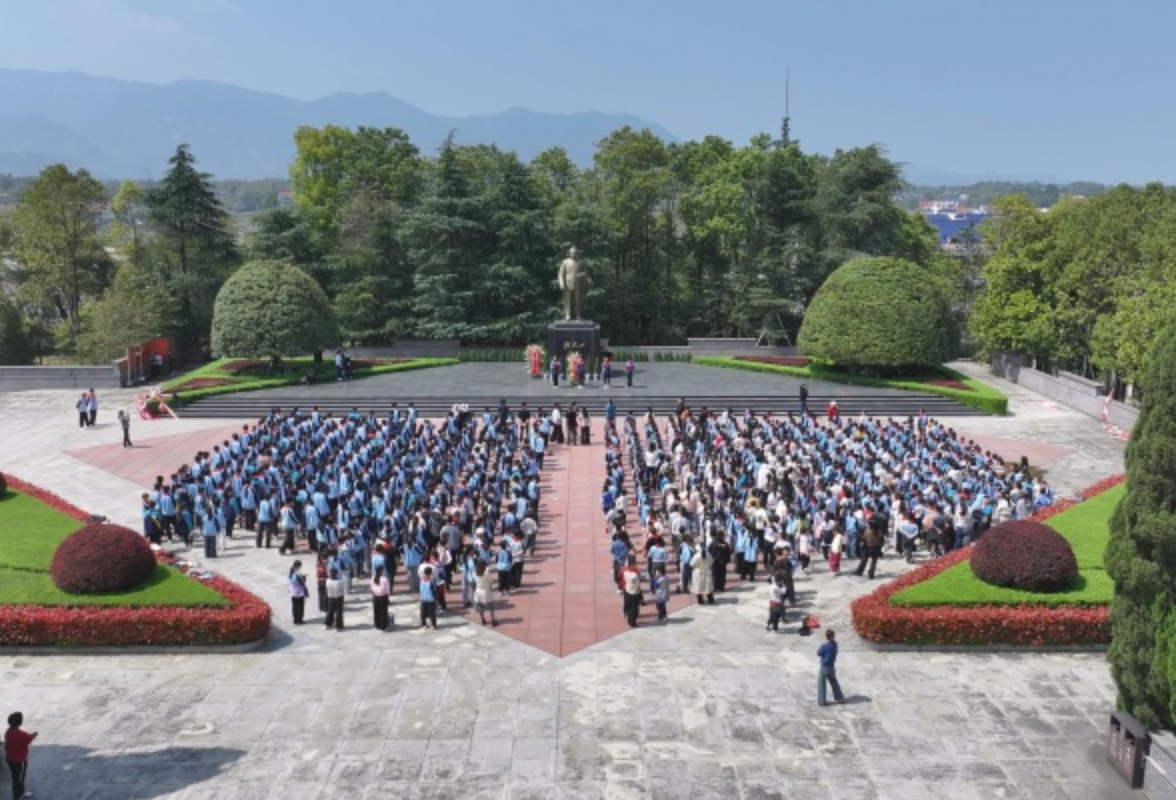 清明时节汨罗600余名师生赴一场与“人民的骆驼”的精神之约