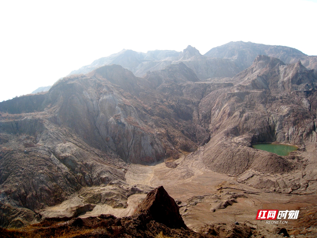 曾经满目疮痍的宝山。.jpg