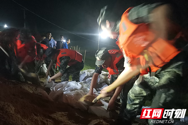 武警岳阳支队官兵处置一起堤坝漏洞险情.jpg 武警岳阳支队官兵处置一起堤坝漏洞险情.jpg