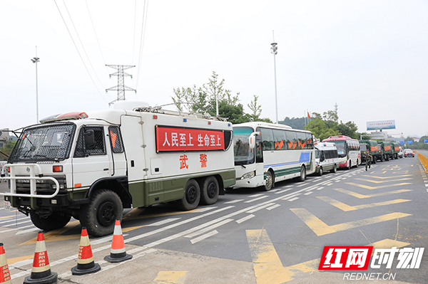 武警益阳支队100名官兵迅速机动至前置.jpg 武警益阳支队100名官兵迅速机动至前置.jpg